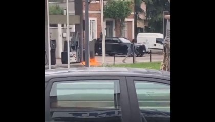 Dà fuoco a un distributore di benzina a Ravenna: fermato un uomo ripreso dalle telecamere