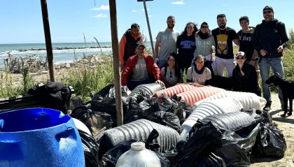 Earth Day, i volontari di Be Kind con Marche Multiservizi ripuliscono la spiaggia di Fiorenzuola