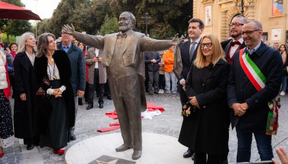 Pesaro omaggia Luciano Pavarotti con una statua, centinaia di persone all'inaugurazione