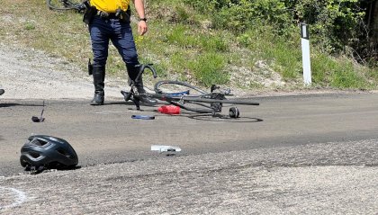 Chiesanuova: ciclista carambola sull'asfalto rialzato, grave al pronto soccorso