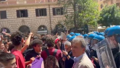 Stati generali della natalità, dopo le contestazioni verbali oggi scontri tra polizia e studenti
