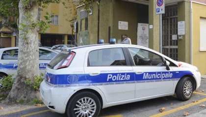 Rimini: danneggia l’auto della polizia, identificato dalle telecamere e denunciato