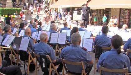 La Banda Militare suona Romagna Mia in centro storico e apre i concerti estivi