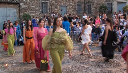 A Montecerignone sfilano gli abiti degli allievi della scuola di moda MP di San Marino
