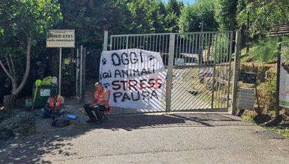 La protesta di Apas: cartelli e striscioni davanti il rifugio