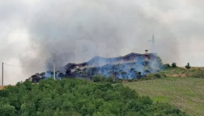 Incendio a La Ciarulla: sterpaglie lambiscono abitazioni