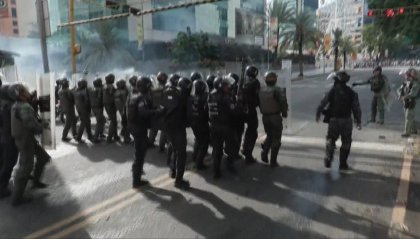 A Caracas manifestanti in strada contro la rielezione di Maduro: scontri e arresti
