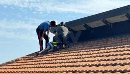Minaccia di gettarsi dal tetto di casa: anziano salvato da Carabinieri e Vigili