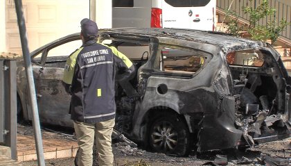 Auto in fiamme a Galazzano, scoppi durante l'azione di spegnimento [VIDEO]