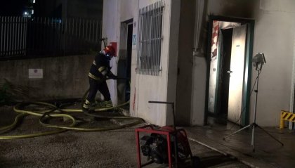 Incendio a Galazzano, magazzino della cartoleria "La Pitagora" sfiorato dalle fiamme [video]