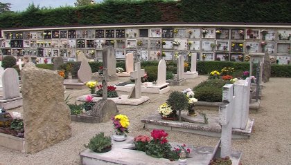 Nuove misure per la riorganizzazione del settore cimiteriale: estesi i termini per le luci votive e le operazioni straordinarie