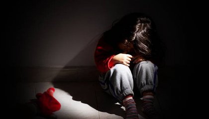 Picchia e segrega il figlio 13enne, rinviato a giudizio a Rimini