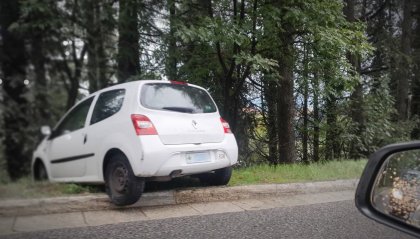 Twingo esce di strada, senza conseguenze per la giovane  al volante