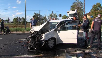 Incidente in via Marecchiese: si scontrano un'auto e un furgone [fotogallery]