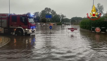 Italia sotto la pioggia: strade allagate a Cesenatico, treni sospesi fra Rimini e Cervia