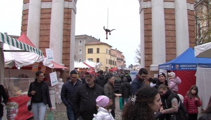 Santarcangelo: al via la ‘fira di bécch’. Ed è già boom di presenze