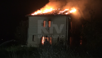 Violento incendio in casa in costruzione a Sant'Ermete: vigili al lavoro da ore