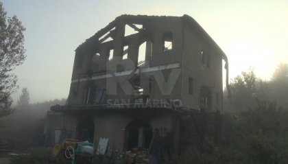 Casa distrutta da un incendio a Sant'Ermete: Vigili del fuoco al lavoro tutta la notte