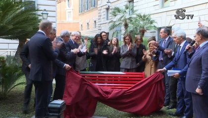 Violenza contro le donne, inaugurata una panchina rossa al Senato