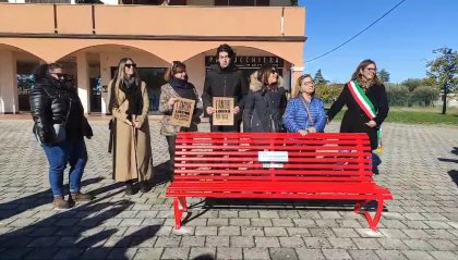 Sant'Emerte ricorda il femminicidio di Roberta Caligari con una panchina rossa