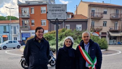 Rimini onora il ricordo di Enzo Tortora, simbolo di integrità e resistenza