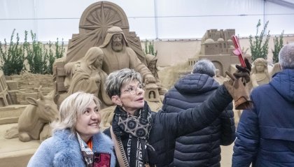 La magia del Natale si accende sul mare d'inverno: inaugurati il presepe di sabbia e l’Ice village