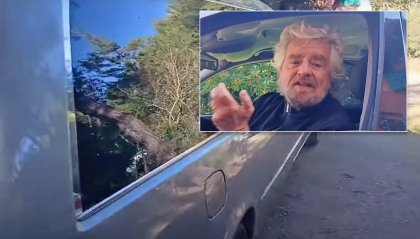 Beppe Grillo dentro un carro funebre decreta la morte del M5S: “Valori scomparsi”