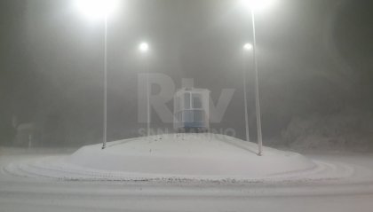 La neve avvolge San Marino, mezzi al lavoro per ripulire le strade