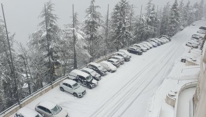 La neve avvolge San Marino, mezzi al lavoro per ripulire le strade