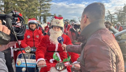 Torna la banda dei babbi Natale in Vespa: auguri su due ruote per le vie di San Marino