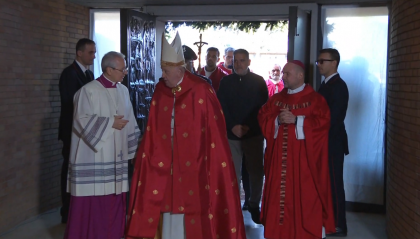 Papa Francesco apre la Porta Santa nel carcere di Rebibbia: "La speranza non delude mai"