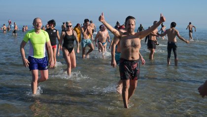 Riccione, Tuffo di Capodanno: in duecento a sfidare il mare gelido