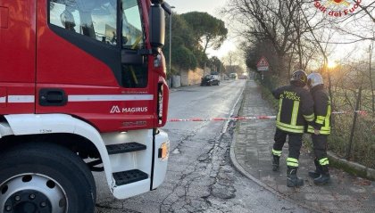 Auto contro colonnina di gas: due morti e fuga di metano. Il Comune: "Non uscite di casa"