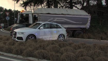 Camion si scontra con Volkswagen sulla Sottomontana: strada chiusa per diverse ore