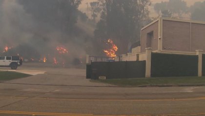 Stato di emergenza a Los Angeles, 30 mila via per rogo [video]