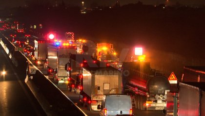 A14: Camion travolge cantiere sulla corsia sud, muore operaio di 52 anni. Traffico in tilt [video]