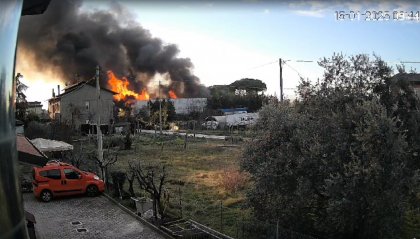 Viserba: a fuoco capannone, fumo visibile da chilometri