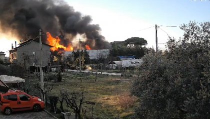 Viserba: a fuoco capannone azienda agricola, crolla parte del tetto