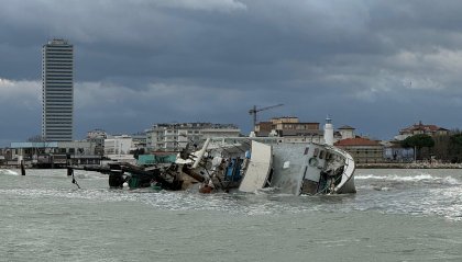 Peschereccio incagliato a Cesenatico: salvati i quattro membri dell'equipaggio