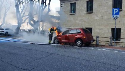 Auto in fiamme a Borgo Maggiore