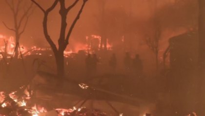 Incendi devastanti a Los Angeles: 180mila sfollati, 10 morti e oltre mille edifici distrutti