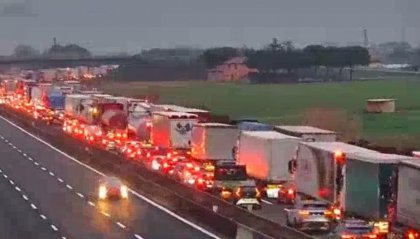 A14: operaio muore travolto da camion a Cesena, traffico in tilt