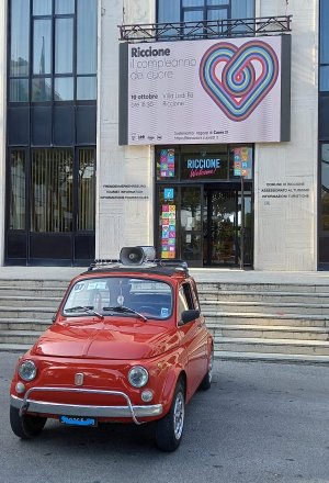 La mitica Fiat 500 e le altre auto storiche si radunano a Riccione