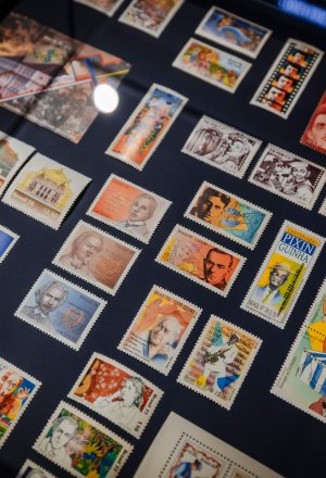 Relazioni di pace: francobolli e monete sul Titano