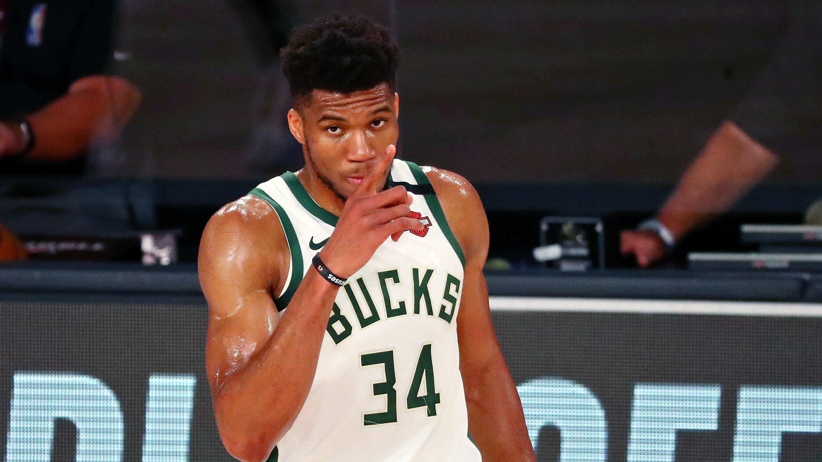 Giannis Antetokounmpo l'onore dello sconfitto